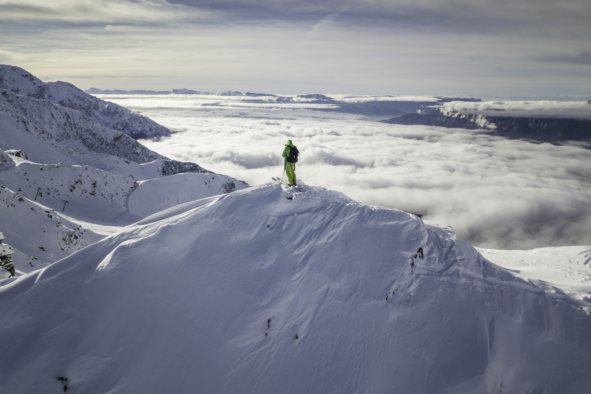 Piste uitkijkend over de wolken
