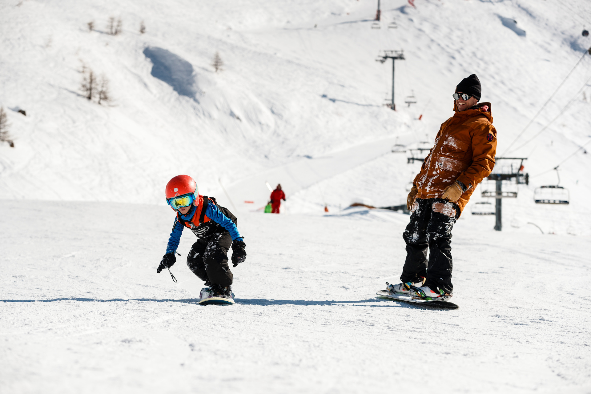 vader en kind op snowboard
